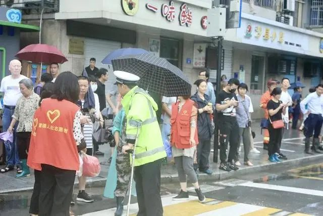 九孔泄洪后，建德城区怎么样了？凉亭四角被淹，地下商业街紧急封