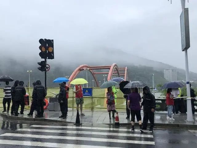 九孔泄洪后，建德城区怎么样了？凉亭四角被淹，地下商业街紧急封