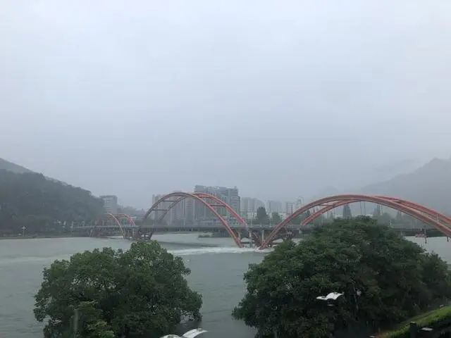 九孔泄洪后，建德城区怎么样了？凉亭四角被淹，地下商业街紧急封