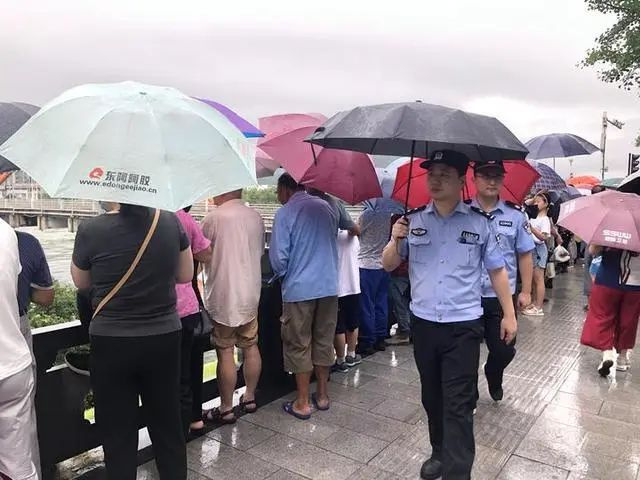 九孔泄洪后，建德城区怎么样了？凉亭四角被淹，地下商业街紧急封