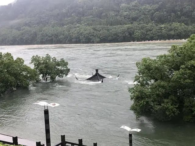 九孔泄洪后，建德城区怎么样了？凉亭四角被淹，地下商业街紧急封