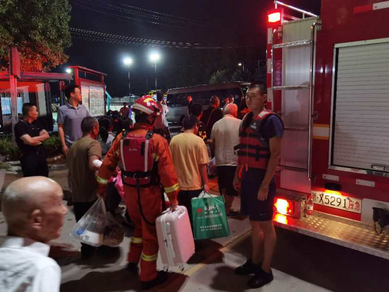 九孔泄洪后，建德城区怎么样了？凉亭四角被淹，地下商业街紧急封
