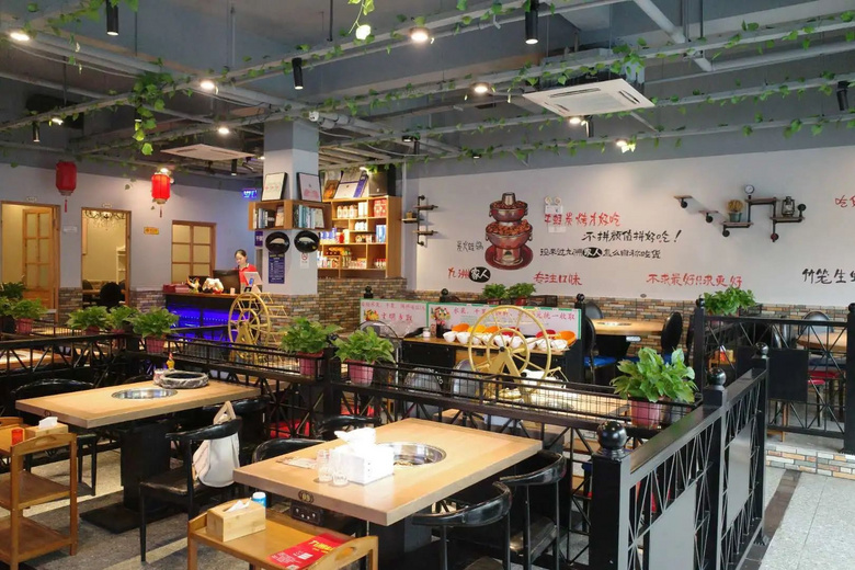 四人打卡高颜值的网红摩天轮火锅，竟然只需要99元