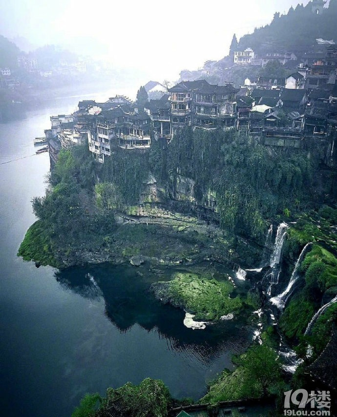一个悬挂在瀑布上的千年古镇——芙蓉镇