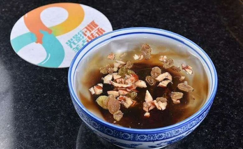 四人打卡高颜值的网红摩天轮火锅，竟然只需要99元