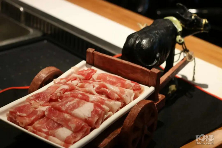 四人打卡高颜值的网红摩天轮火锅,竟然只需要99元