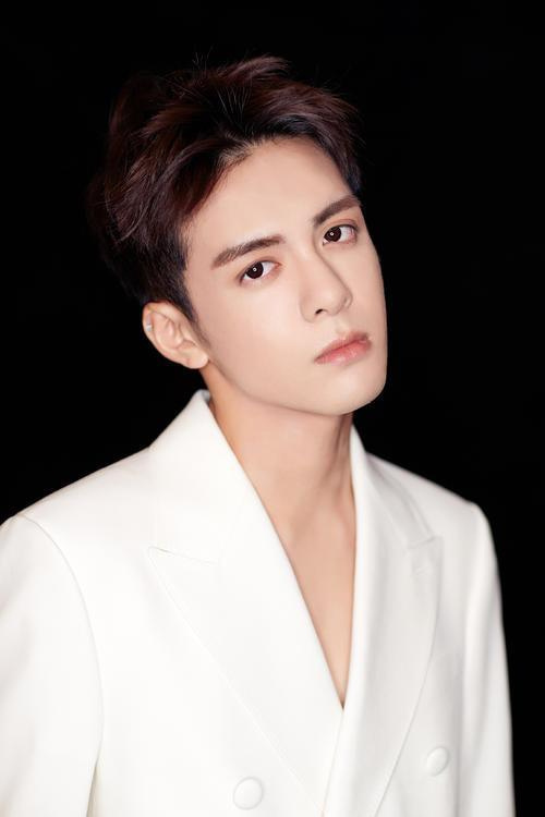 95后男星疑戀愛?與大5歲女星驚現同款,曾同臺十指緊扣很親密