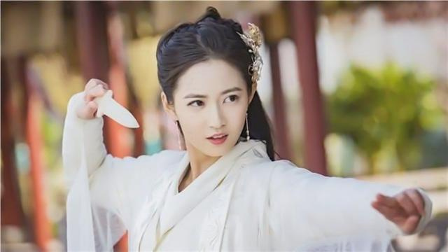95后男星疑戀愛?與大5歲女星驚現同款,曾同臺十指緊扣很親密