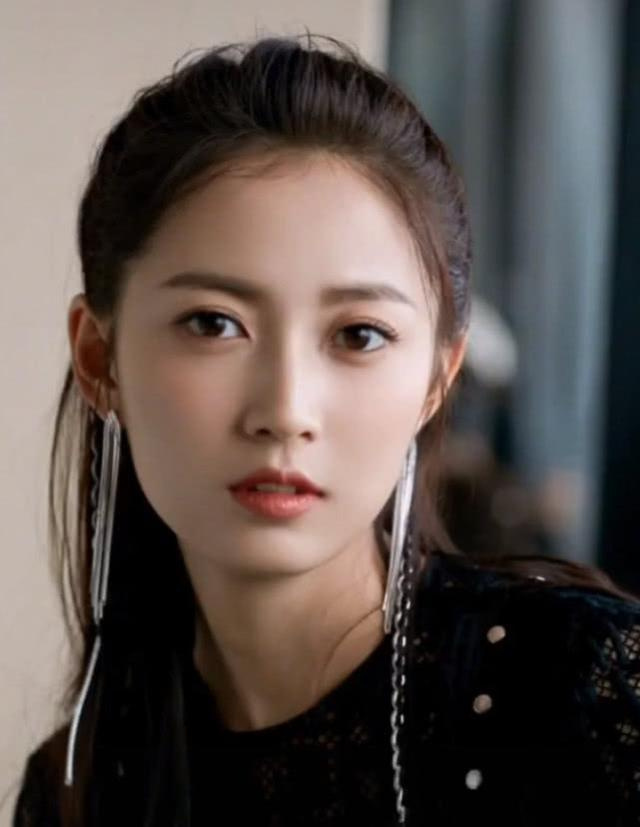 95后男星疑戀愛?與大5歲女星驚現同款,曾同臺十指緊扣很親密