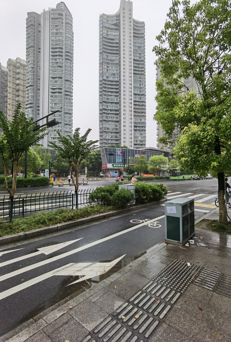 下沙保利湾雨后街景