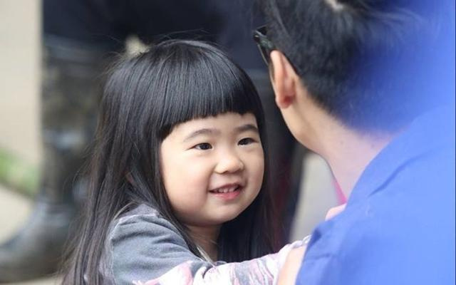 还记得曹格的"丑萌"女儿吗?如今已经10岁了,五官精致,美得