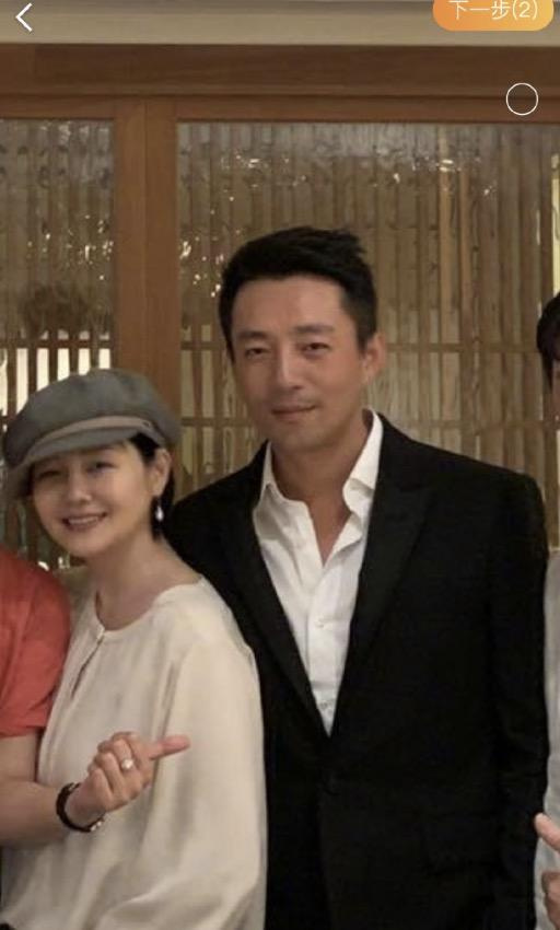 汪小菲晒16年与大s旧照秀恩爱,感慨自己长皱纹,但老婆一直都