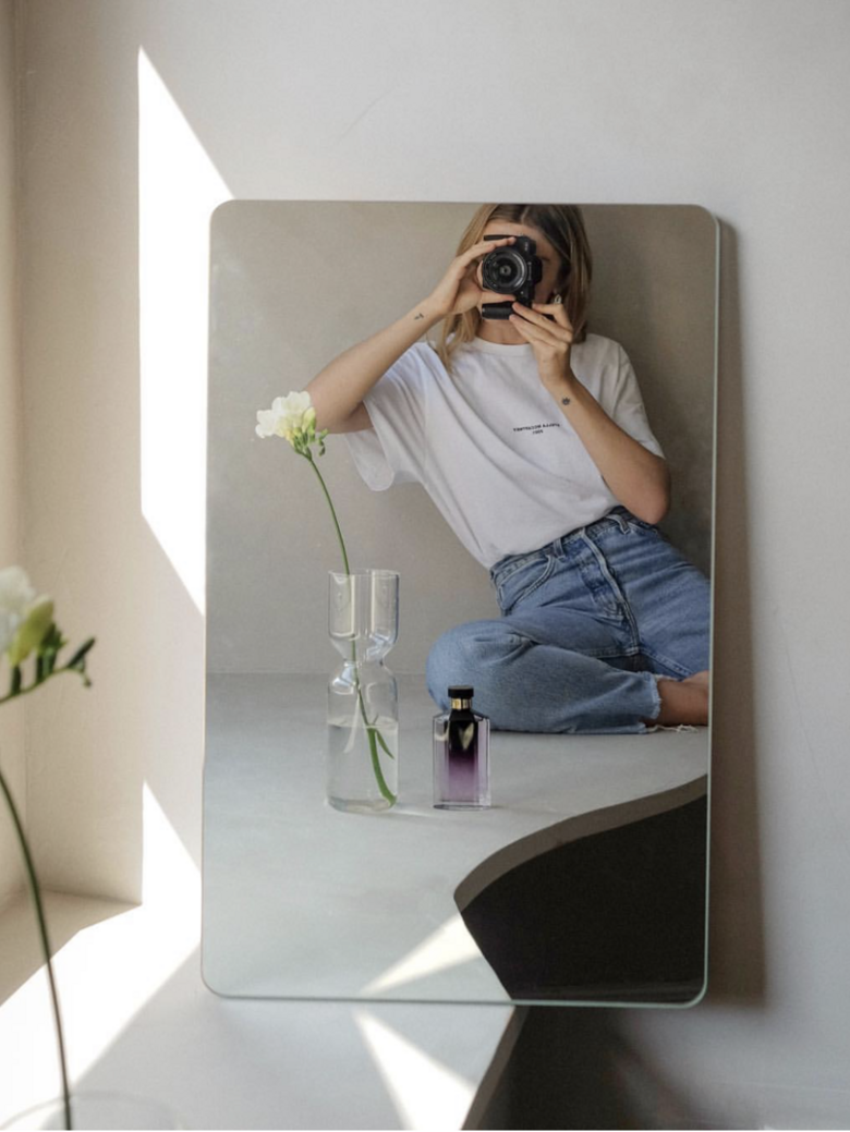 你有一份新的「对镜自拍」灵感 pose 待签收