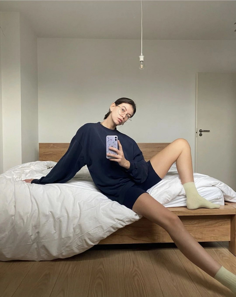 你有一份新的「对镜自拍」灵感 pose 待签收