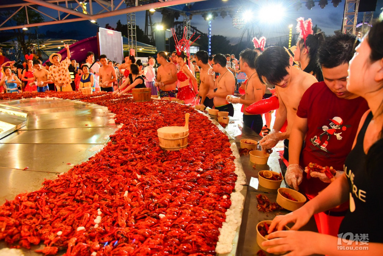 暑期出游回暖,杭州浪浪浪水公园小龙虾电音趴吸引游客消暑-活动-大