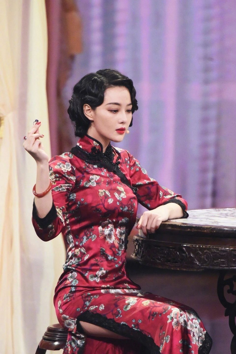 高開(kāi)叉長(zhǎng)裙大秀長(zhǎng)腿,把絕美打在公屏上