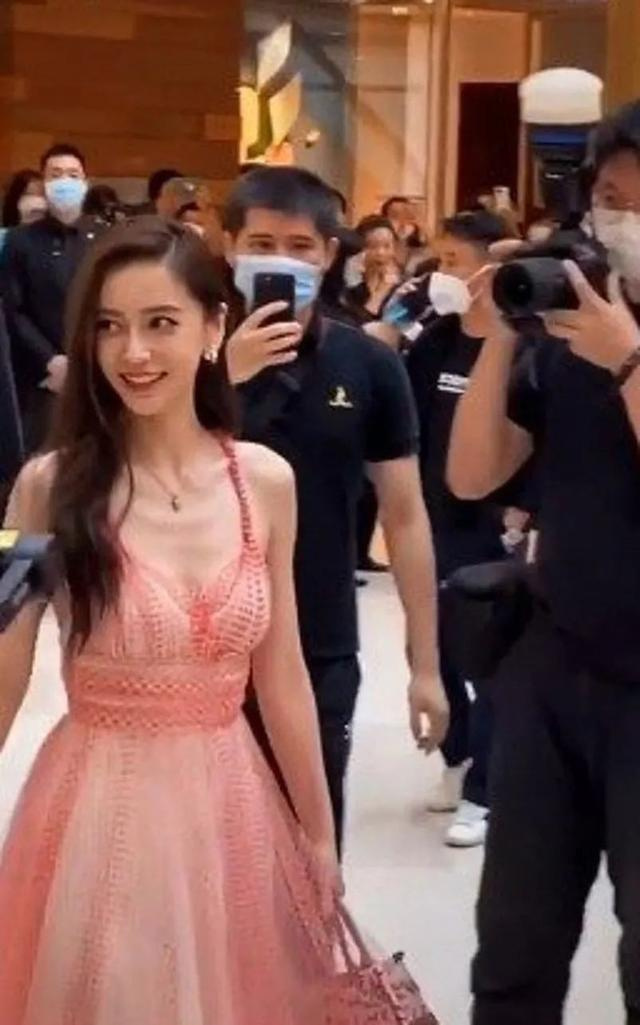baby再現驚人“排骨胸”,與精修圖判若兩人