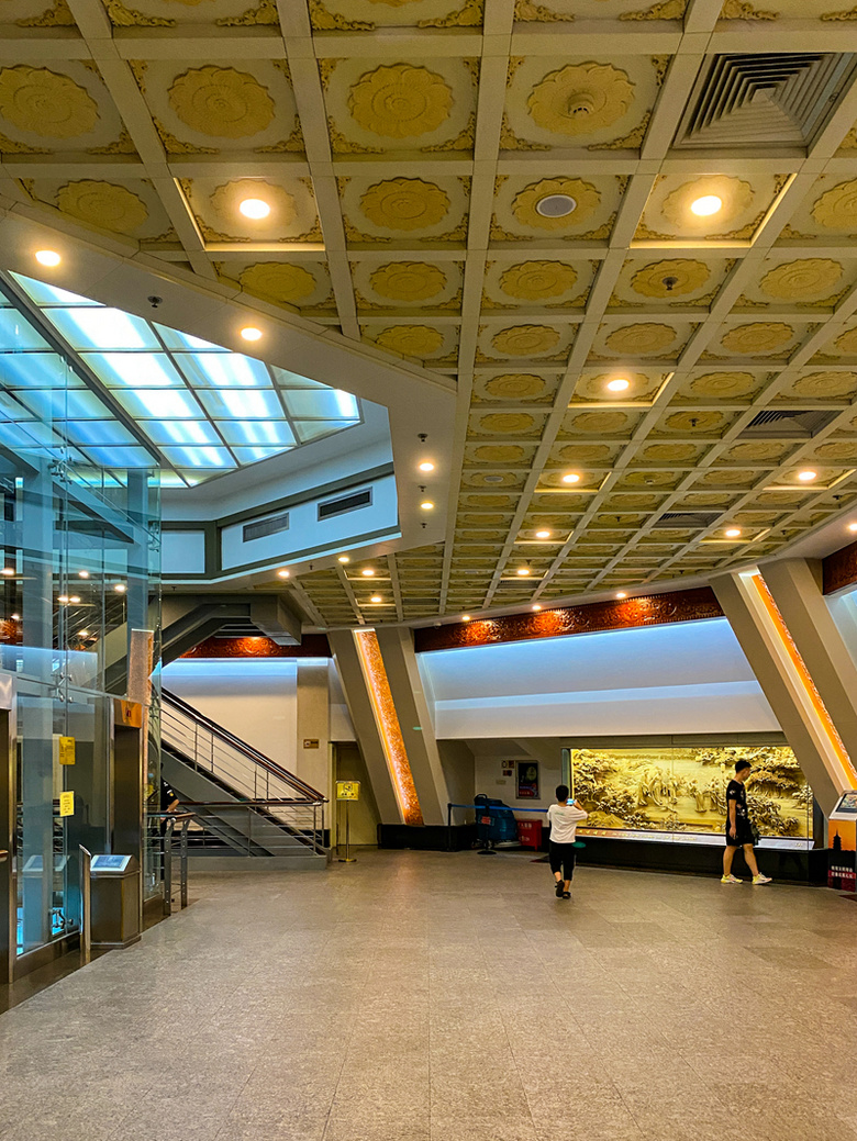 杭州西湖景区雷峰塔大热天登塔人很多