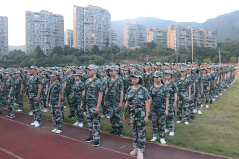 杭州新高一軍訓(xùn)照片大PK !哪所學(xué)校最有氣勢?