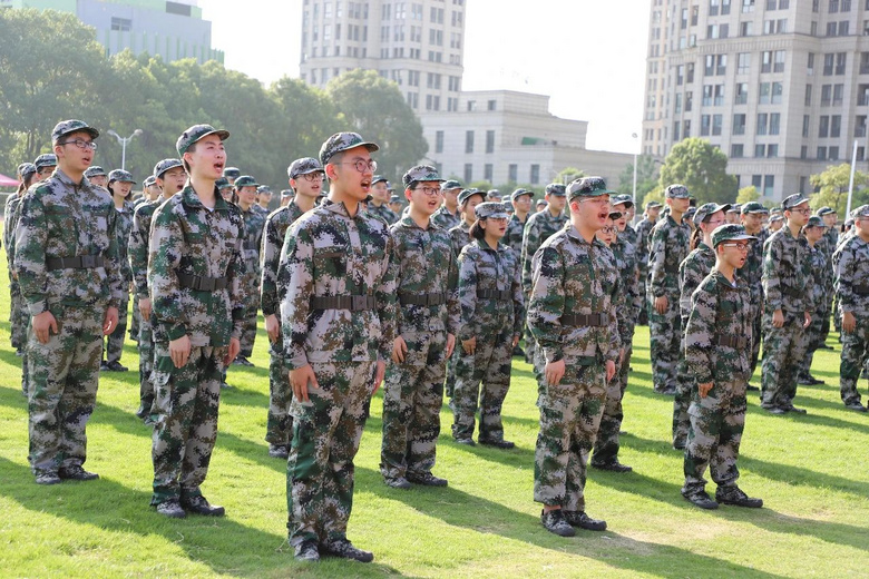 杭州新高一軍訓(xùn)照片大PK !哪所學(xué)校最有氣勢?
