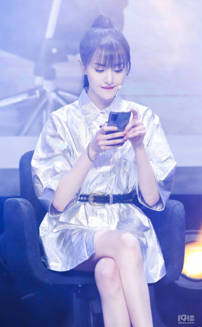 名门泽佳郑爽吧水银衬衫当裙子穿,以为不合适,效果效且不一样