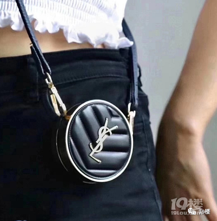 商場(chǎng)排隊(duì)的人從進(jìn)門(mén)到出門(mén)就沒(méi)少過(guò),原來(lái)今年經(jīng)濟(jì)不行的只有我!