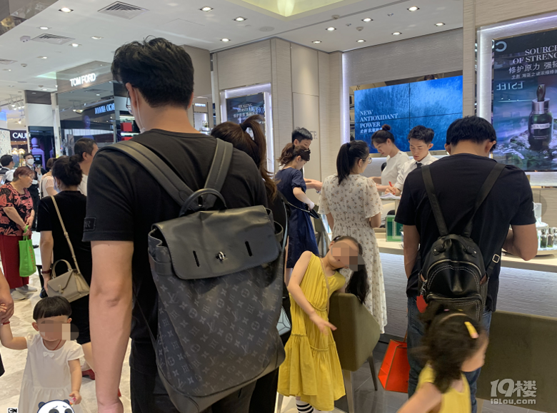 商場(chǎng)排隊(duì)的人從進(jìn)門(mén)到出門(mén)就沒(méi)少過(guò),原來(lái)今年經(jīng)濟(jì)不行的只有我!