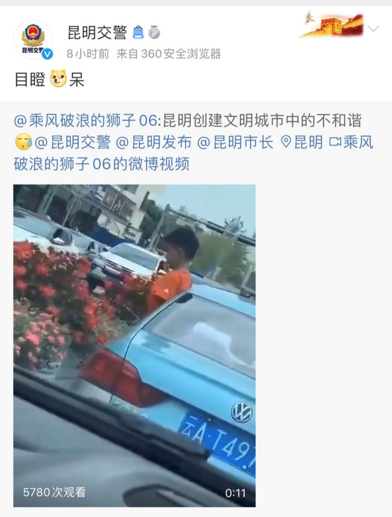 心真大！车开在路上，男童从车窗中探出身，一路对花坛小便…