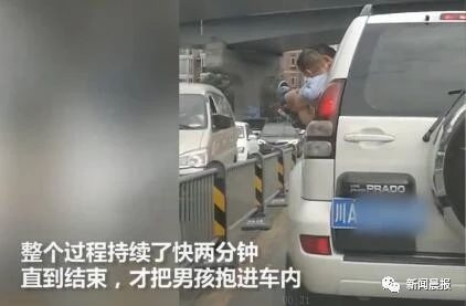 心真大！车开在路上，男童从车窗中探出身，一路对花坛小便…