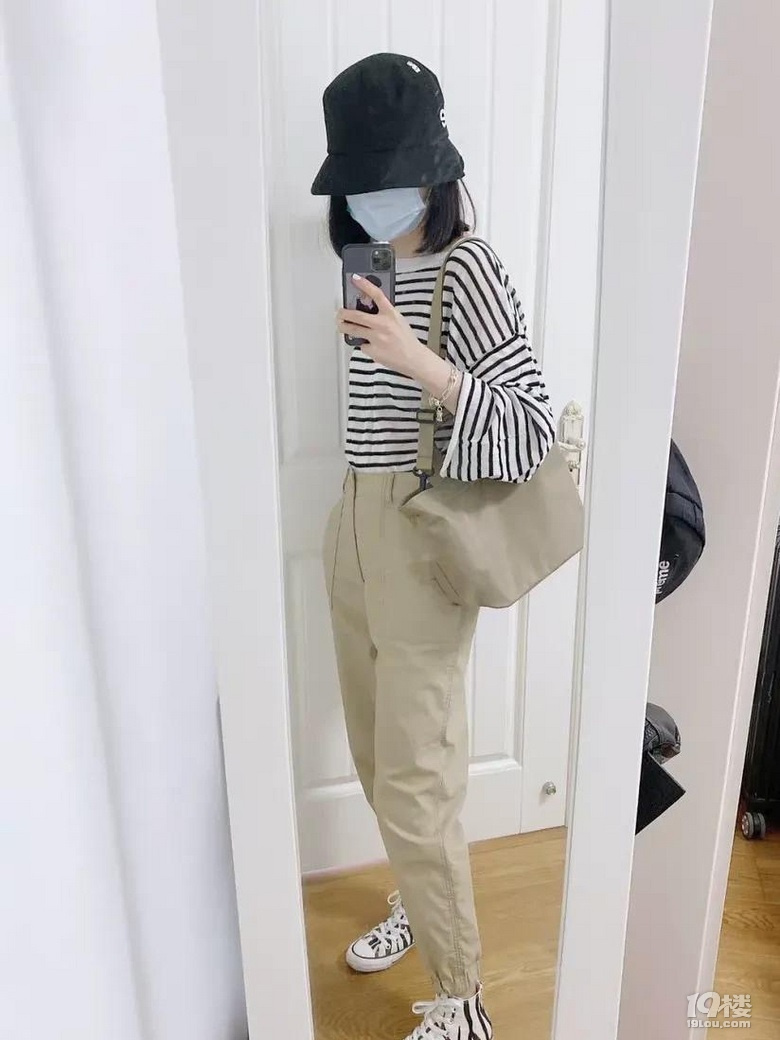 工装裤搭配托特包,休闲又舒服