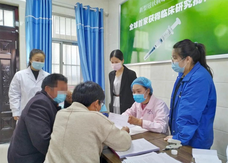 新冠疫苗何時(shí)上市,打完可以摘口罩嗎?最新解答來(lái)了!