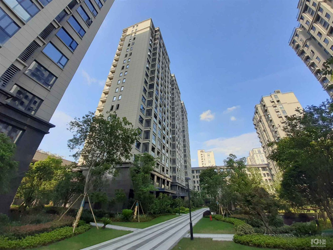 急售500米地铁口,附赠15平首付22万,精装修拎包入住包税