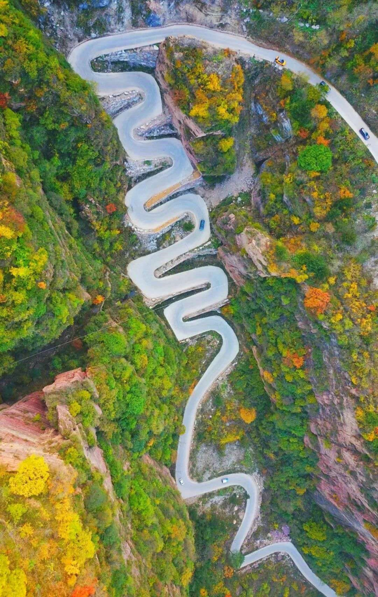 中國(guó)最險(xiǎn)天路,左手懸崖右手峭壁,讓無數(shù)老司機(jī)欲罷不能