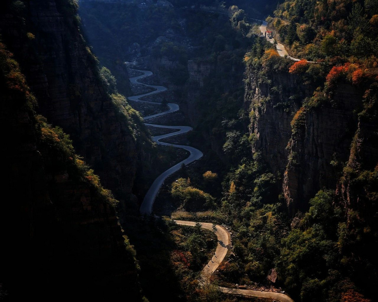 中國(guó)最險(xiǎn)天路,左手懸崖右手峭壁,讓無數(shù)老司機(jī)欲罷不能