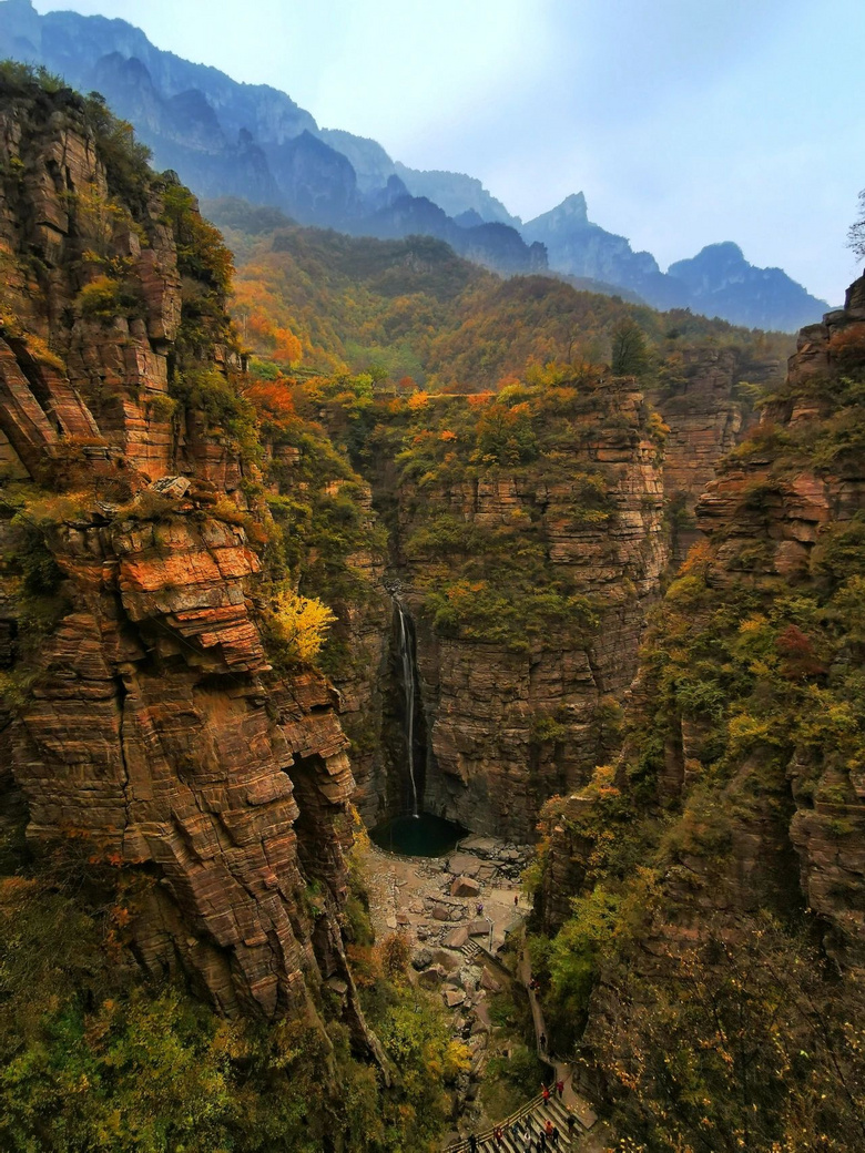 中國(guó)最險(xiǎn)天路,左手懸崖右手峭壁,讓無數(shù)老司機(jī)欲罷不能