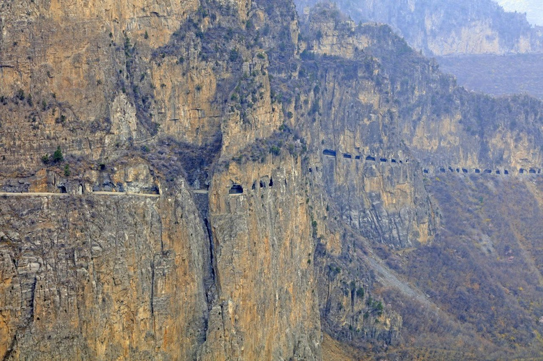 中國(guó)最險(xiǎn)天路,左手懸崖右手峭壁,讓無數(shù)老司機(jī)欲罷不能
