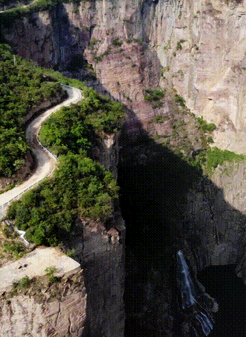中國(guó)最險(xiǎn)天路,左手懸崖右手峭壁,讓無數(shù)老司機(jī)欲罷不能