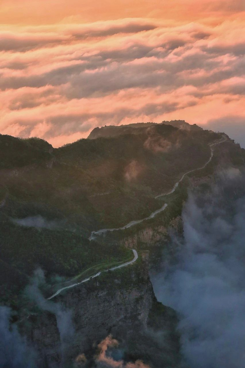 中國(guó)最險(xiǎn)天路,左手懸崖右手峭壁,讓無數(shù)老司機(jī)欲罷不能