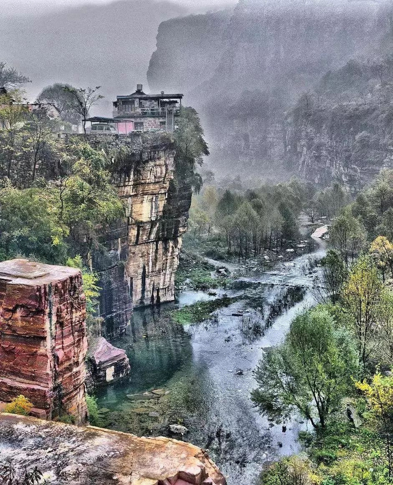中國(guó)最險(xiǎn)天路,左手懸崖右手峭壁,讓無數(shù)老司機(jī)欲罷不能