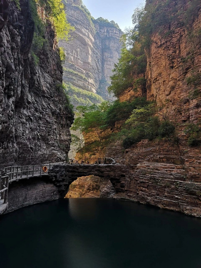 中國(guó)最險(xiǎn)天路,左手懸崖右手峭壁,讓無數(shù)老司機(jī)欲罷不能