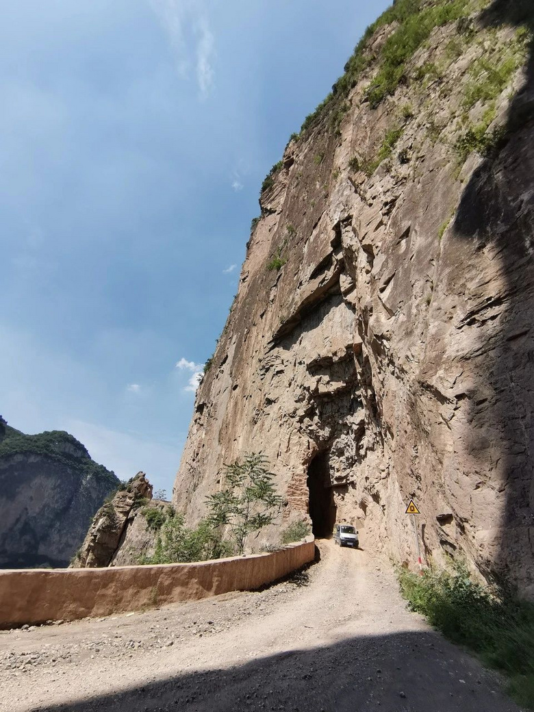 中國(guó)最險(xiǎn)天路,左手懸崖右手峭壁,讓無數(shù)老司機(jī)欲罷不能