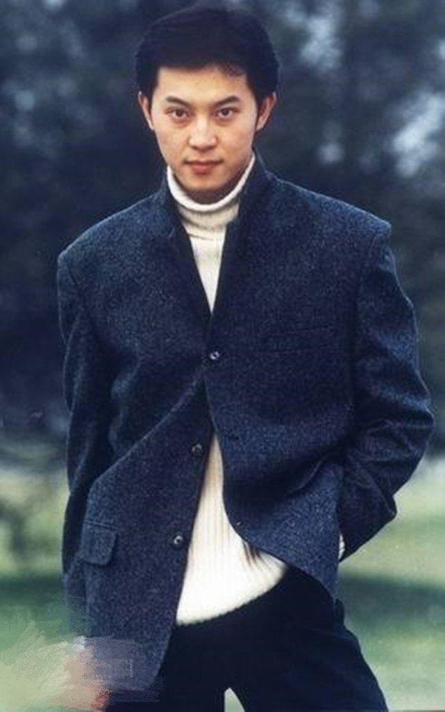 沙溢中秋晚会系错扣子胡可高情商回应网友亲媳妇