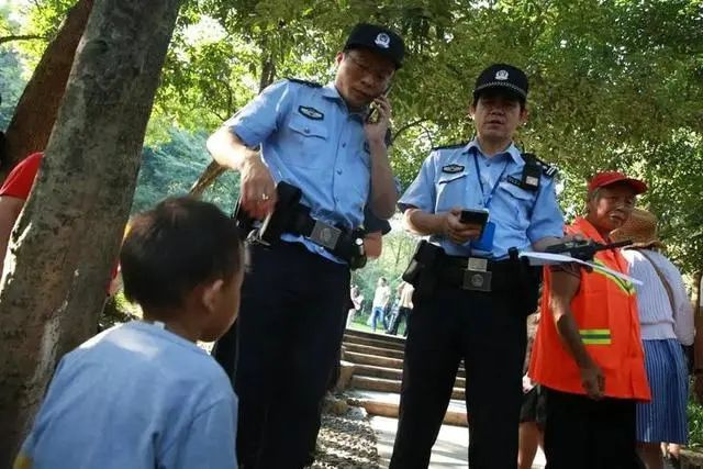 爸妈急疯，12个孩子接连走失！杭州景区又现崩溃一幕