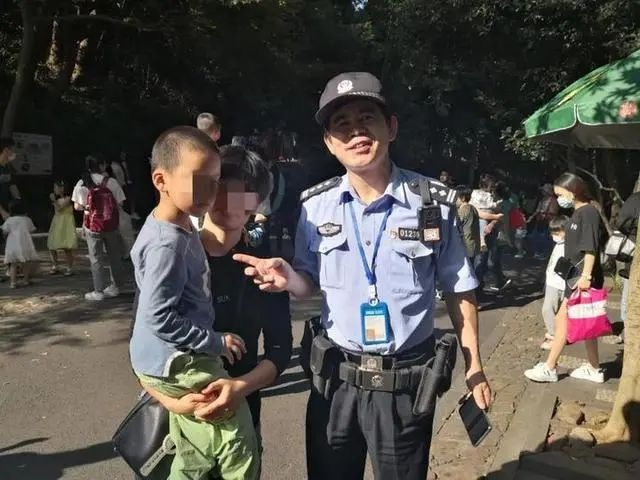 爸妈急疯，12个孩子接连走失！杭州景区又现崩溃一幕
