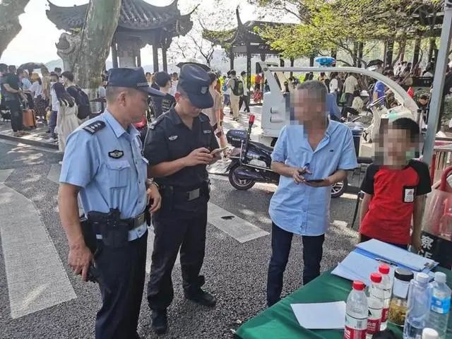 爸妈急疯，12个孩子接连走失！杭州景区又现崩溃一幕