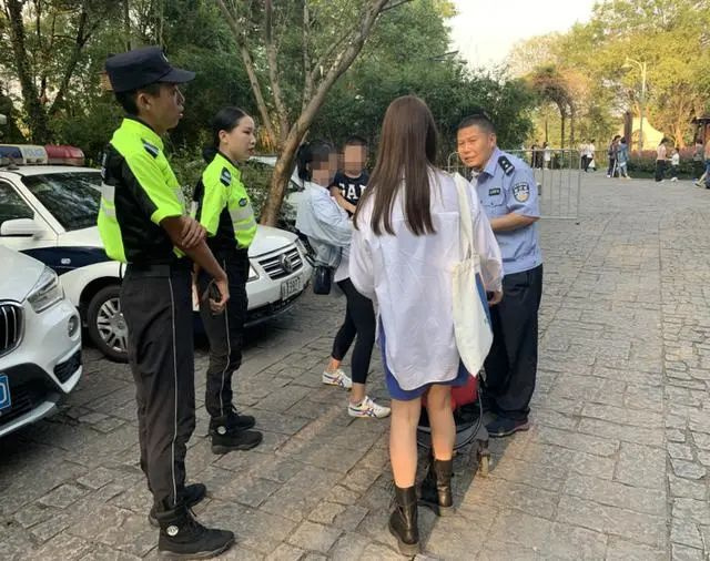 爸妈急疯，12个孩子接连走失！杭州景区又现崩溃一幕