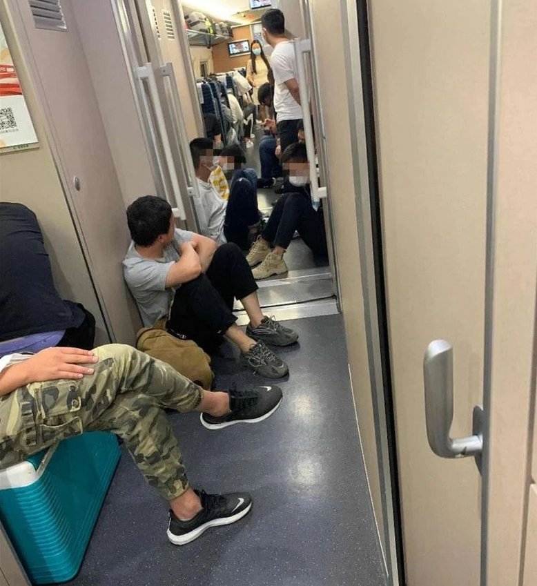 17个民警押解7个嫌疑人，从四川一路站到杭州，这照片看了心疼