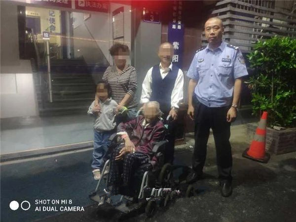 91岁母亲想出去走走，儿子买房车带她旅行！国庆来杭州意外走散