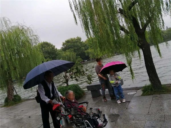 91岁母亲想出去走走，儿子买房车带她旅行！国庆来杭州意外走散