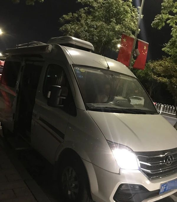 91岁母亲想出去走走，儿子买房车带她旅行！国庆来杭州意外走散